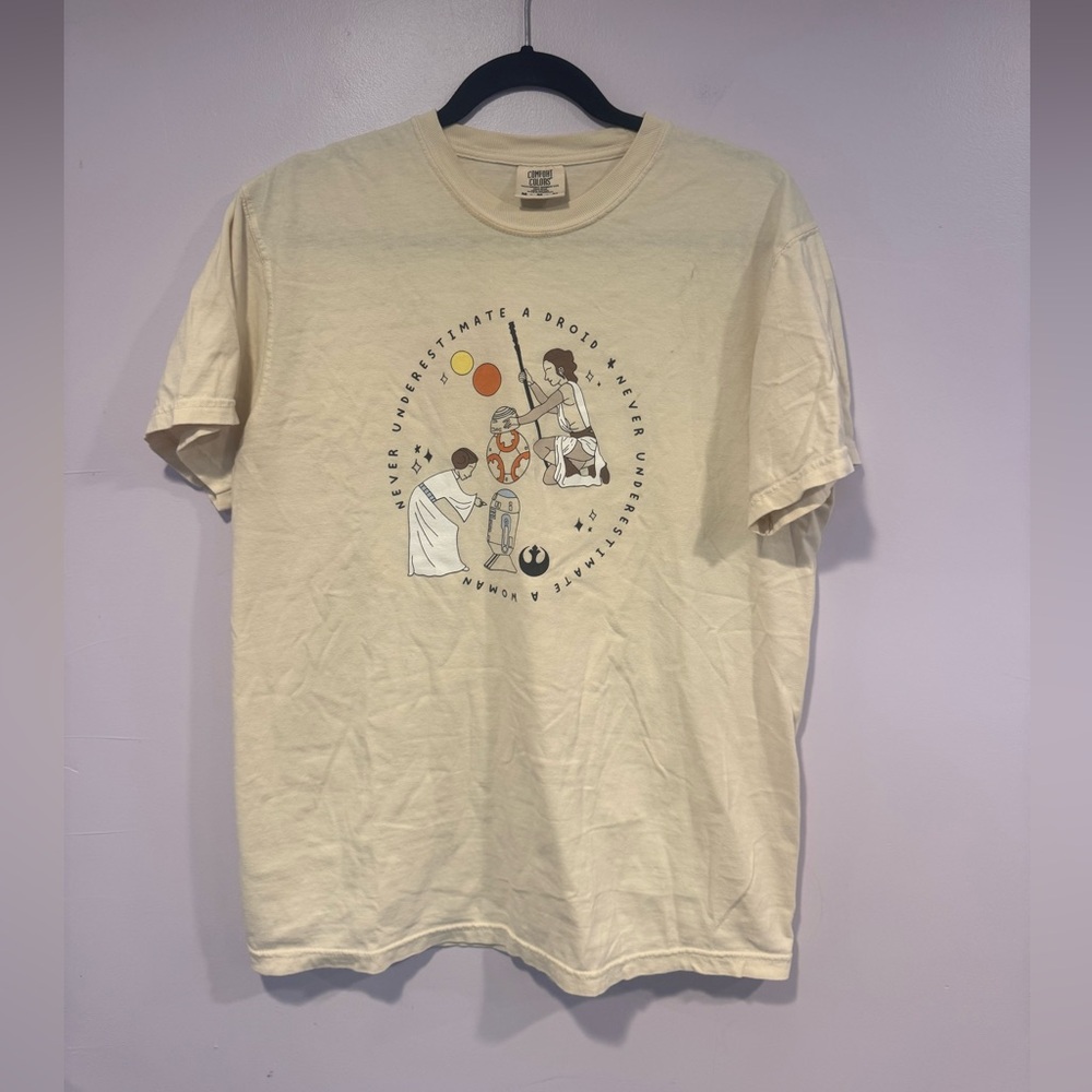 Star Wars never underestimate a droid or woman cream tshirt